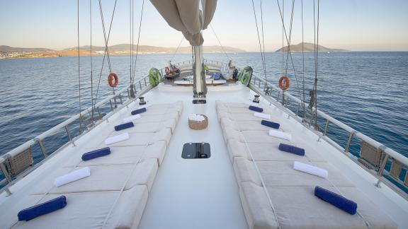 14 Liegestühle und Handtücher auf dem Oberdeck bei schönem Wetter